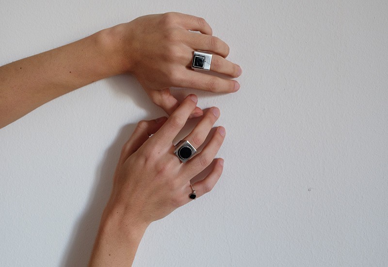 Anello quadrato smalto nero Anello regolabile con castone quadrato Anello geometrico in argento anticato Anello chevalier minimal con smalto nero Gioielli artigianali con smalto a fuoco Anello leggero in ottone Anello moderno ispirato al design geometrico Accessori minimal per ogni occasione Gioielli della collezione VERTICAL
