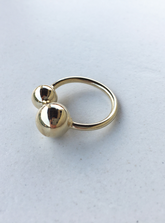 anello geometrico oro anello oro filo sfera2anello regolabile stile piercing anello con sfere asimmetriche anello oro con sfere anello sfera2 asimmetrico gioiello oro geometrico anello oro regolabile piercing anello geometrico anello con design geometrico gioiello minimal oro anello oro con sfere asimmetriche anello sfera2 con filo anello moderno oro anello geometrico per piercing anello regolabile con sfera2anello in filo oro sfera anello oro asimmetrico anello di design geometrico