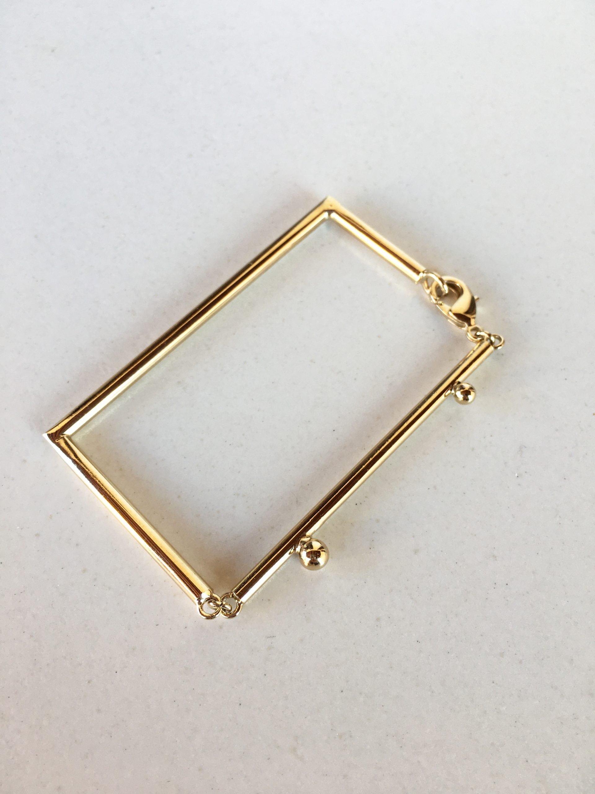 Bracciale geometrico rettangolo Bracciale in ottone Bracciale oro chiaro Bracciale minimalista Bracciale con chiusura a moschettone Bracciale rettangolare Gioielli geometrici Bracciale rigido Bracciale design moderno Bracciale in filo rigido Bracciale elegante Bracciale unisex