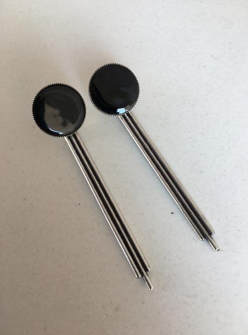 ORECCHINI geometrici rigidi smalto con tondi Orecchini geometrici artigianali in ottone Gioielli con smalto nero a fuoco Orecchini in argento anticato con castoni TONDI Accessori versatili con ciondoli estraibili Gioielli fatti a mano per look casual o eleganti Orecchini leggeri e indossabili Design minimal e contemporaneo