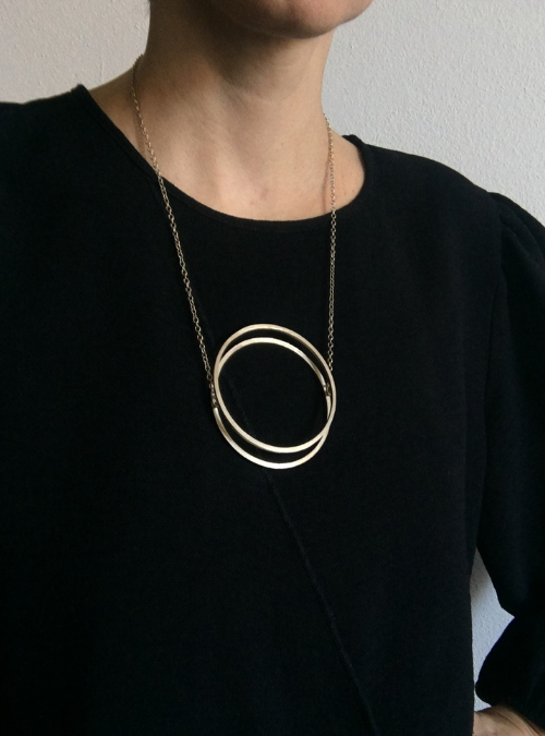Collana Geometrica TONDO regolabile Collana regolabile con cursore Collana in ottone con ciondolo geometrico Gioielli minimal con ciondolo a cerchio Collana regolabile in ottone dorato Accessori eleganti con design geometrico Collana con cursore personalizzabile Gioielli artigianali moderni Collana geometrica con cerchio Collana versatile per ogni occasione Collana regolabile in stile contemporaneo