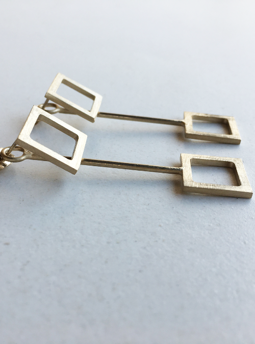 orecchini geometria quadrati Orecchini geometrici in ottone satinato Gioielli minimal in oro chiaro Orecchini con ciondoli estraibili Orecchini versatili per ogni occasione Design geometrico quadrato originale Accessori eleganti e moderni Orecchini raffinati fatti a mano Gioielli contemporanei in ottone dorato