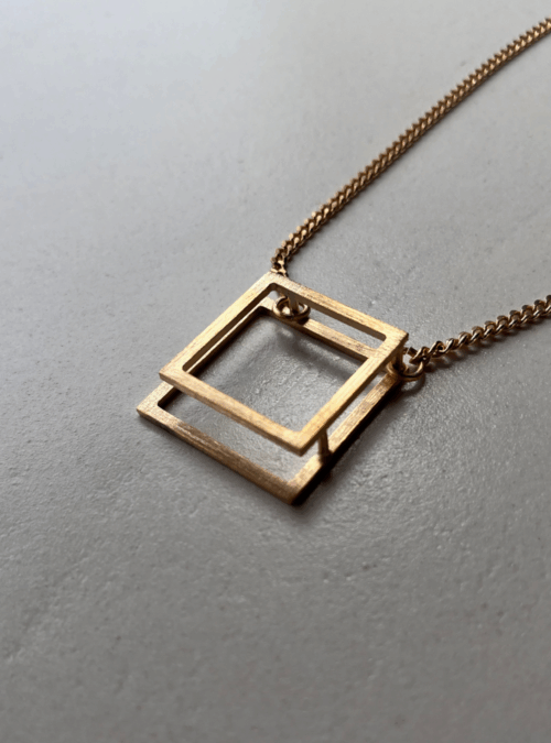 Collana geometrica quadrato small in ottone artigianale con cursore per regolare la lunghezza