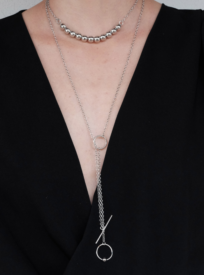 Collana geometrica con perle collana argento lucido Accessori di tendenza 2025 Collana dal design unico Gioielli handmade in Italia Collana lunga con dettagli piercing Collana statement artigianale Bijoux in ottone e argento