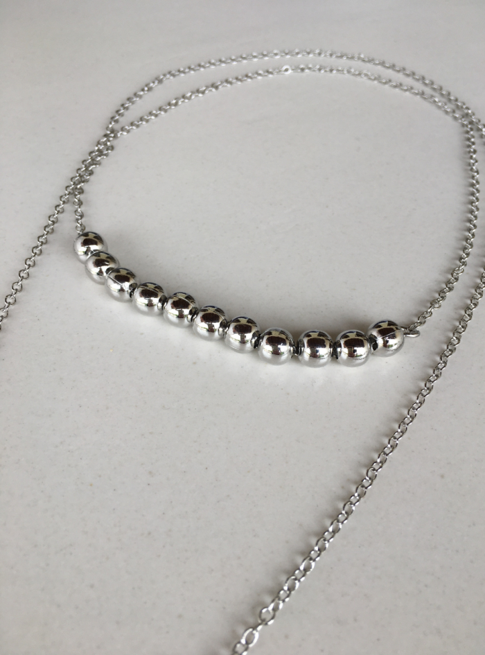 Collana geometrica con perle collana argento lucido Accessori di tendenza 2025 Collana dal design unico Gioielli handmade in Italia Collana lunga con dettagli piercing Collana statement artigianale Bijoux in ottone e argento