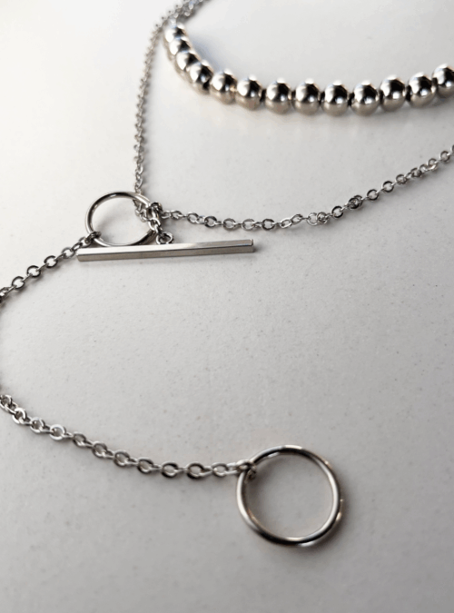 Collana minimal irregolare 1 Collana choker in ottone artigianale Gioielli multi indossabili minimal Collana con chiusura a T regolabile Accessori di design artigianale Collana versatile elegante e casual