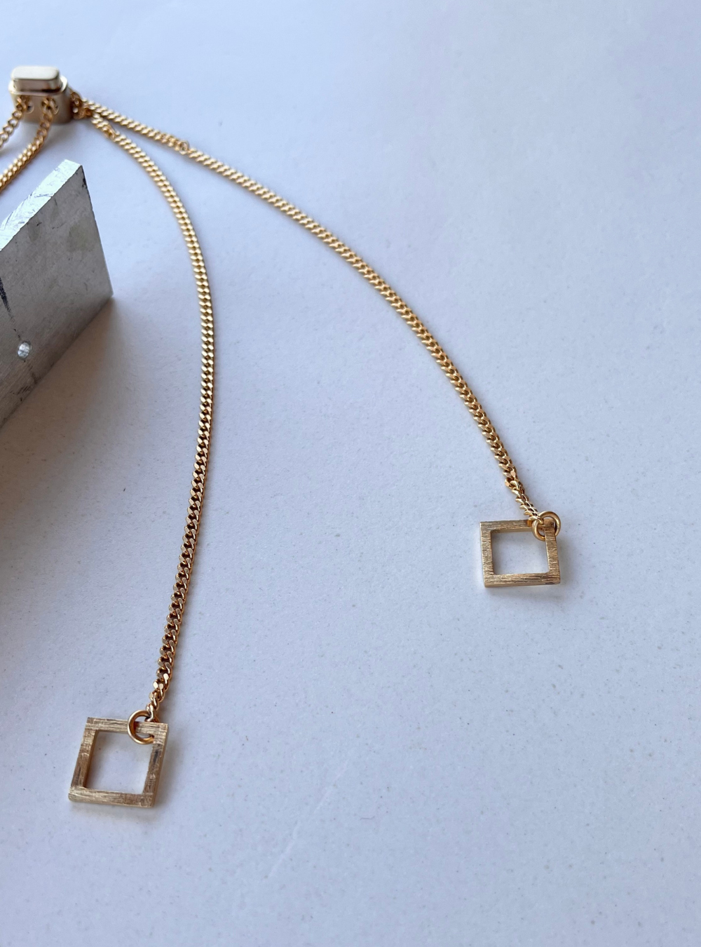 Collana geometrica QUADRATO artigianale in ottone con rifinitura in oro chiaro satinato catena regolabile con cursore e ciondolo realizzato a mano con doppio quadrato effetto tridimensionale. Gioielli contemporanei, gioielli scultura