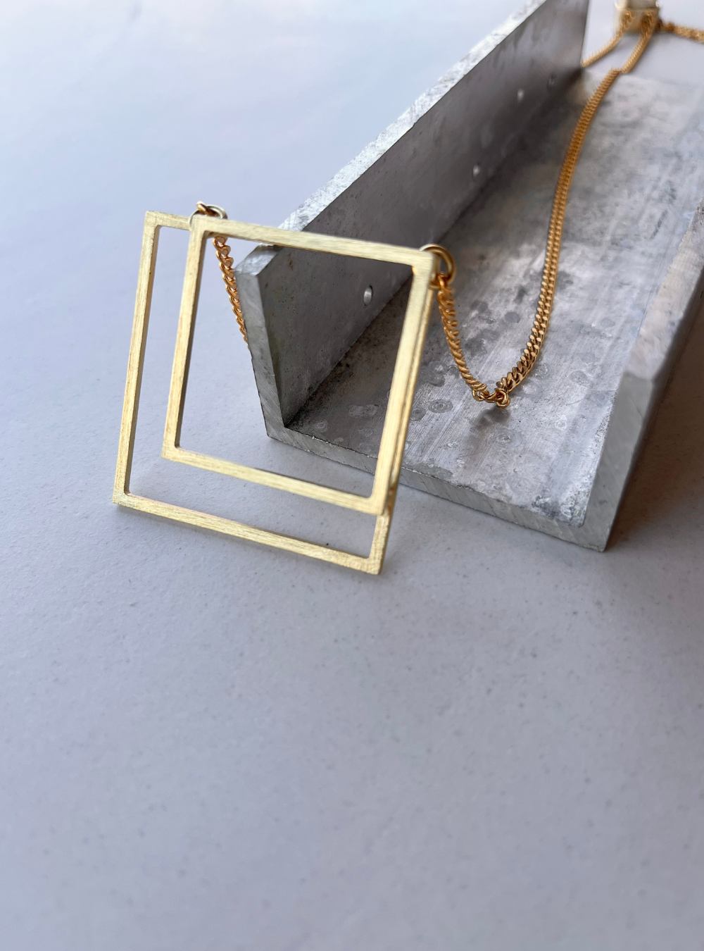 Collana geometrica QUADRATO artigianale in ottone con rifinitura in oro chiaro satinato catena regolabile con cursore e ciondolo realizzato a mano con doppio quadrato effetto tridimensionale. Gioielli contemporanei, gioielli scultura