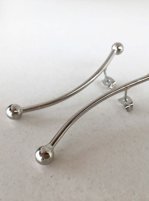 orecchini geometrici linea c , orecchini geometrici, orecchini minimalisti, orecchini artigianali, orecchini curvati, gioielli con sfere asimmetriche, accessori eleganti, orecchini originali, orecchini con perno innovativo, accessori per il viso, orecchini luce, gioielli moderni