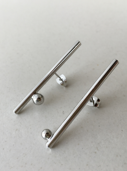 orecchini geometrici, orecchini in ottone, orecchini con trattamento argento lucido, accessori geometrici, orecchini design moderno, orecchini con perno, gioielli asimmetrici, orecchini da lobo, orecchini contemporanei, gioielli minimalisti, accessori eleganti