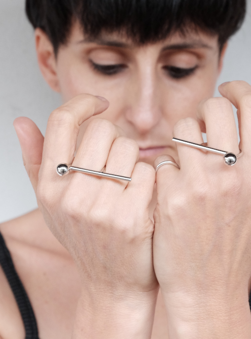 Anello minimale DO RING Anello minimale geometrico Anello artigianale in ottone Anello in ottone con rifinitura argento Gioielli minimalisti Anello elegante in ottone Design geometrico in gioielleria Anello in ottone lucido Gioielli in ottone artigianali Anello moderno in argento e ottone Gioielli di design minimalista Accessori minimalisti unici