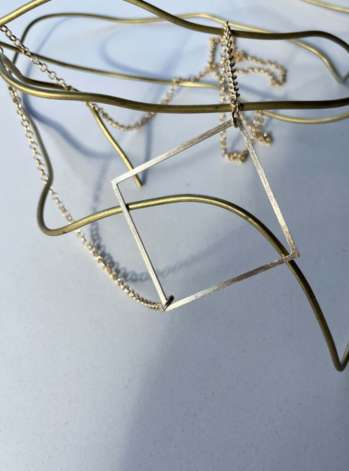 Collana geometrica QUADRATO catena Collana quadrato oro chiaro satinato Collana con catena regolabile Collana oro chiaro satinato Collana lunga con catena rolo Collana elegante oro satinato Collana versatile regolabile Collana multi indossabile Gioiello geometrico oro satinato Collana minimalista con quadrato Collana in oro chiaro Collana rolo lunga Collana design geometrico Collana oro satinato con quadrato