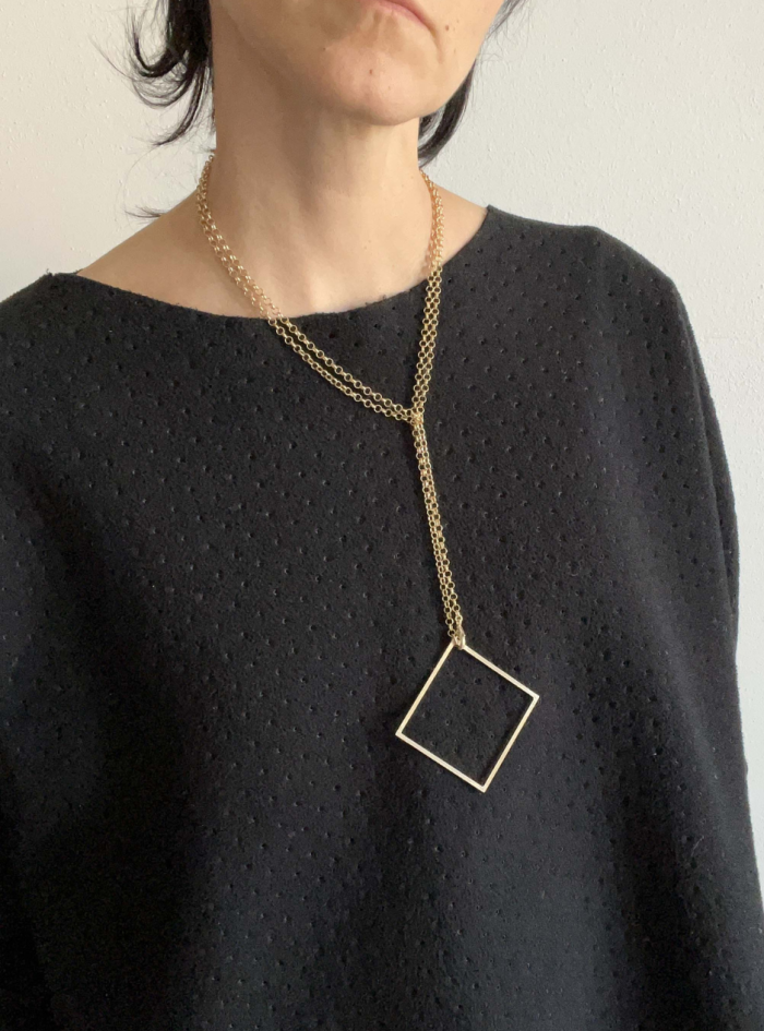 Collana geometrica QUADRATO catena Collana quadrato oro chiaro satinato Collana con catena regolabile Collana oro chiaro satinato Collana lunga con catena rolo Collana elegante oro satinato Collana versatile regolabile Collana multi indossabile Gioiello geometrico oro satinato Collana minimalista con quadrato Collana in oro chiaro Collana rolo lunga Collana design geometrico Collana oro satinato con quadrato