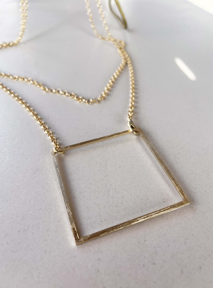 Collana geometrica QUADRATO catena Collana quadrato oro chiaro satinato Collana con catena regolabile Collana oro chiaro satinato Collana lunga con catena rolo Collana elegante oro satinato Collana versatile regolabile Collana multi indossabile Gioiello geometrico oro satinato Collana minimalista con quadrato Collana in oro chiaro Collana rolo lunga Collana design geometrico Collana oro satinato con quadrato