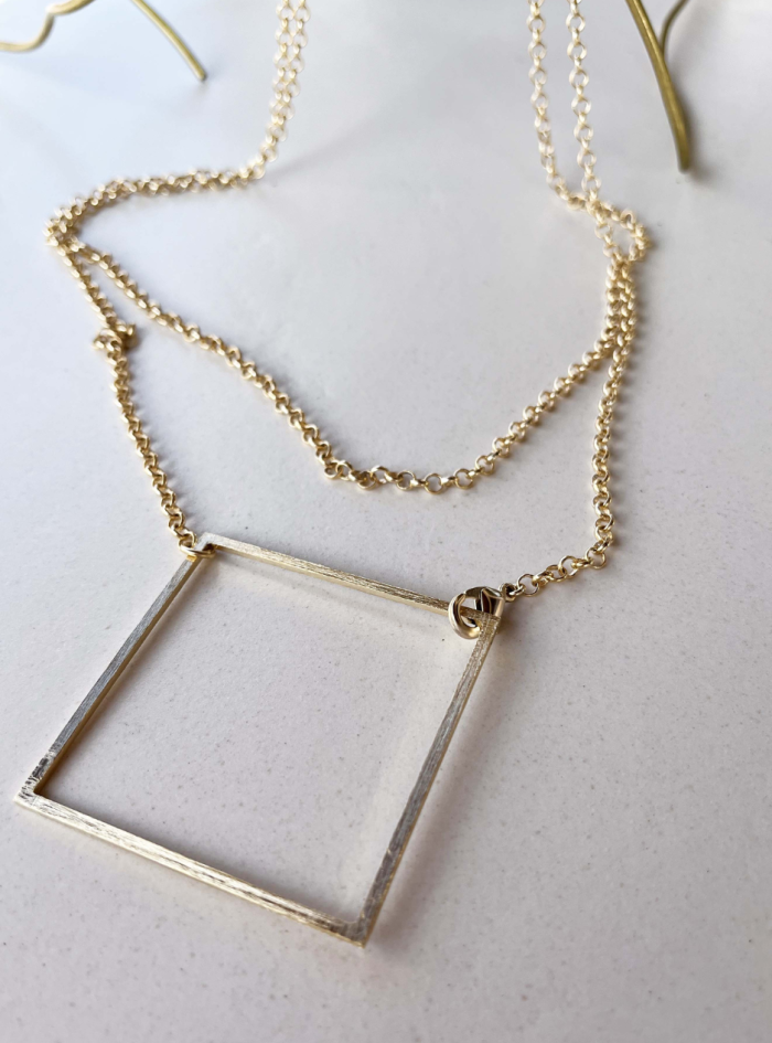 Collana geometrica QUADRATO catena Collana quadrato oro chiaro satinato Collana con catena regolabile Collana oro chiaro satinato Collana lunga con catena rolo Collana elegante oro satinato Collana versatile regolabile Collana multi indossabile Gioiello geometrico oro satinato Collana minimalista con quadrato Collana in oro chiaro Collana rolo lunga Collana design geometrico Collana oro satinato con quadrato