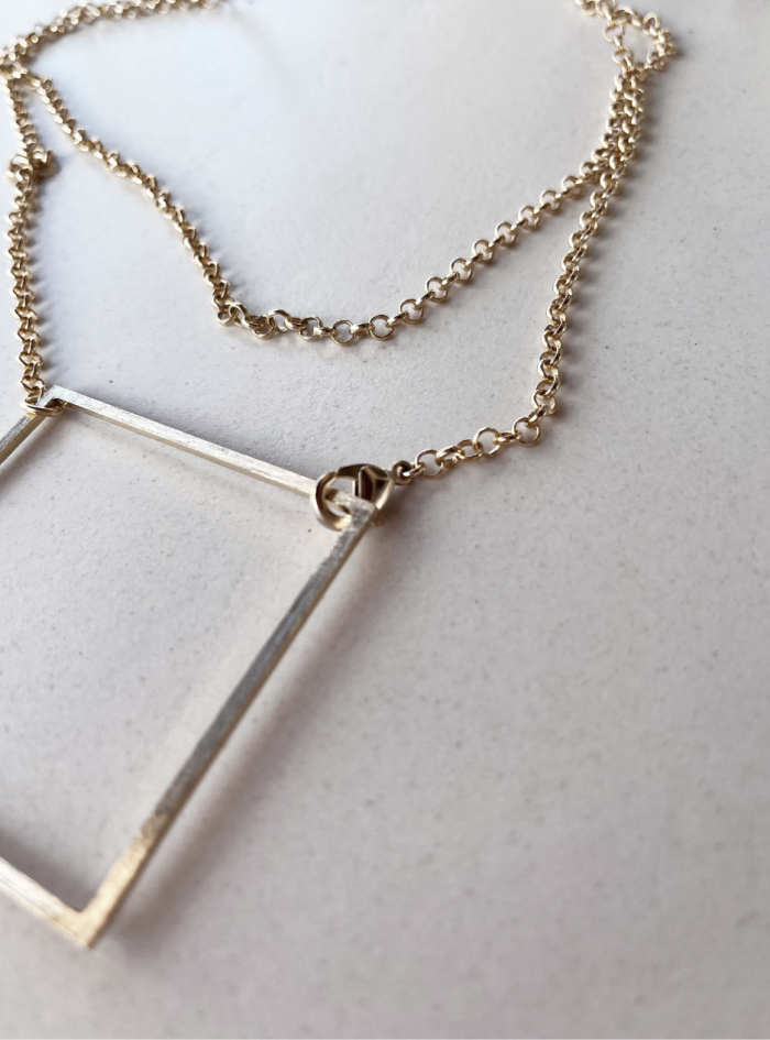 Collana geometrica QUADRATO catena Collana quadrato oro chiaro satinato Collana con catena regolabile Collana oro chiaro satinato Collana lunga con catena rolo Collana elegante oro satinato Collana versatile regolabile Collana multi indossabile Gioiello geometrico oro satinato Collana minimalista con quadrato Collana in oro chiaro Collana rolo lunga Collana design geometrico Collana oro satinato con quadrato