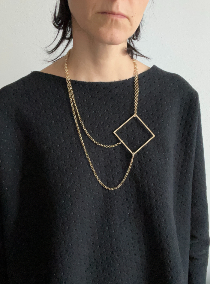 Collana geometrica QUADRATO catena Collana quadrato oro chiaro satinato Collana con catena regolabile Collana oro chiaro satinato Collana lunga con catena rolo Collana elegante oro satinato Collana versatile regolabile Collana multi indossabile Gioiello geometrico oro satinato Collana minimalista con quadrato Collana in oro chiaro Collana rolo lunga Collana design geometrico Collana oro satinato con quadrato