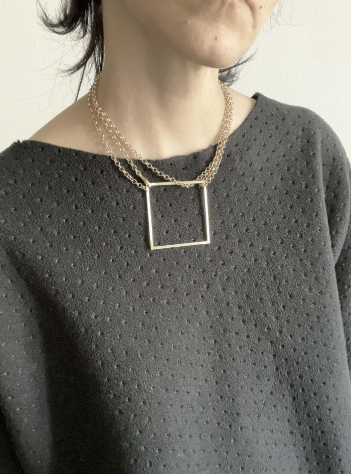 Collana geometrica QUADRATO catena Collana quadrato oro chiaro satinato Collana con catena regolabile Collana oro chiaro satinato Collana lunga con catena rolo Collana elegante oro satinato Collana versatile regolabile Collana multi indossabile Gioiello geometrico oro satinato Collana minimalista con quadrato Collana in oro chiaro Collana rolo lunga Collana design geometrico Collana oro satinato con quadrato