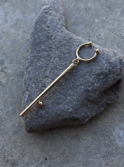 EAR-CUFF MINIMALE oro lucido in ottone con trattamento superficiale, orecchino artigianali in filo con anellina da applicare al padiglione dell'orecchio interamente costruito a mano