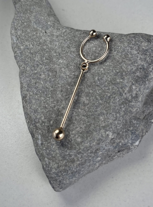 orecchino EAR CUFF senza buco Ear cuffs singolo artigianale in ottone con rifinitura in oro lucido con ciondolo in filo e sfera terminale e anellina da applicare al padiglione dell'orecchio