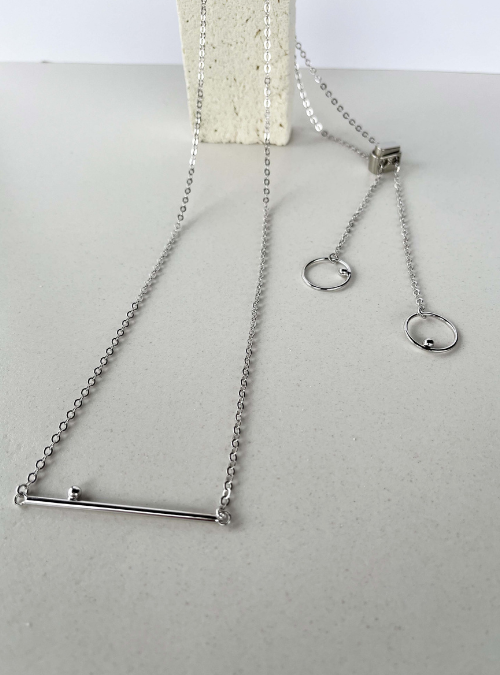 Collana geometrica minimale "LINEA" Gioielli artigianali unici Accessori in ottone di alta qualità Collana fatta a mano in ottone Stile minimalista in gioielleria Collana con cursore regolabile Trendy collana in oro chiaro satinato Regalo artigianale per lei Collana dal design moderno