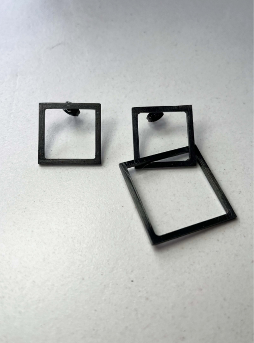 Orecchini geometria asimmetrici black Orecchini geometrici black satinato Gioielli minimal in nikel nero satinati Orecchini geometrici leggeri Orecchini moderni con ciondolo Accessori eleganti e versatili Orecchini artigianali dal design contemporaneo Gioielli minimal per outfit street o eleganti