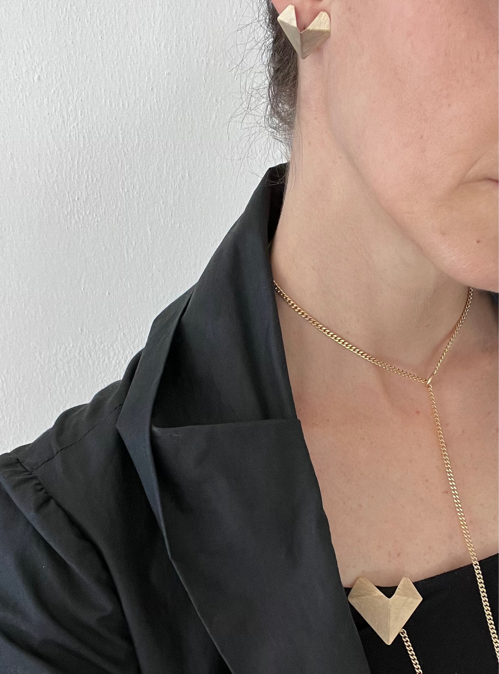 Orecchini geometrici CUORE gioielli artigianali in ottone con rifinitura in oro chiaro satinato orecchini a cuore orecchini ins tile origami orecchini leggeri orecchini contemporanei gioielli artigianali bologna