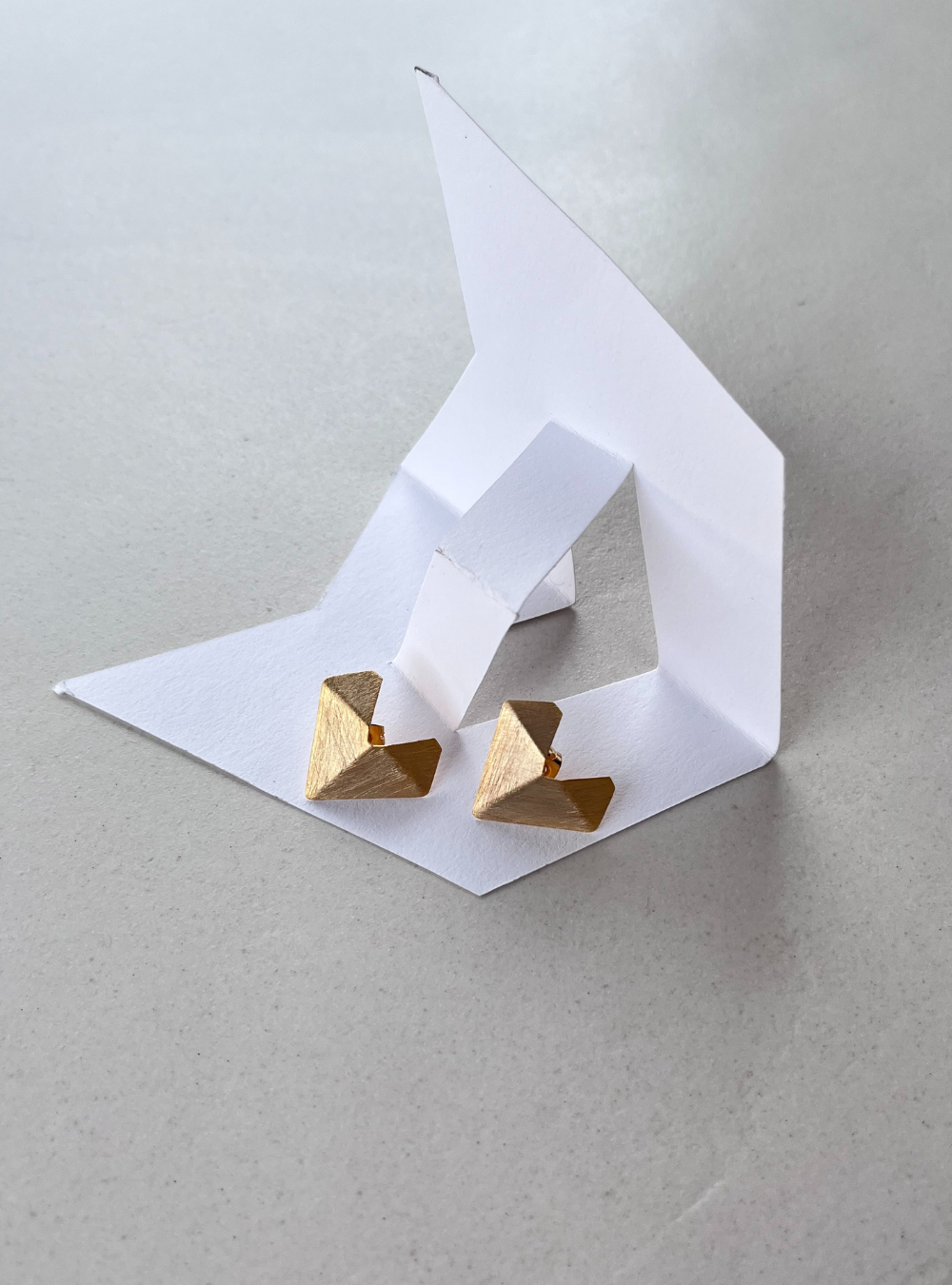 Orecchini geometrici CUORE gioielli artigianali in ottone con rifinitura in oro chiaro satinato orecchini a cuore orecchini ins tile origami orecchini leggeri orecchini contemporanei gioielli artigianali bologna
