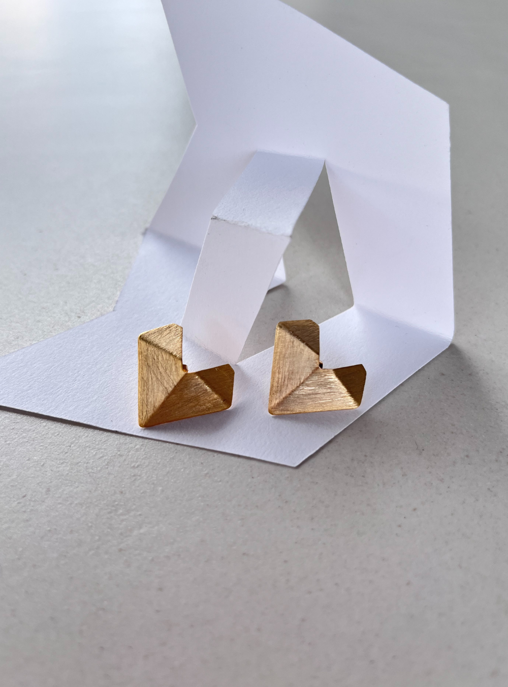 Orecchini geometrici CUORE gioielli artigianali in ottone con rifinitura in oro chiaro satinato orecchini a cuore orecchini ins tile origami orecchini leggeri orecchini contemporanei gioielli artigianali bologna
