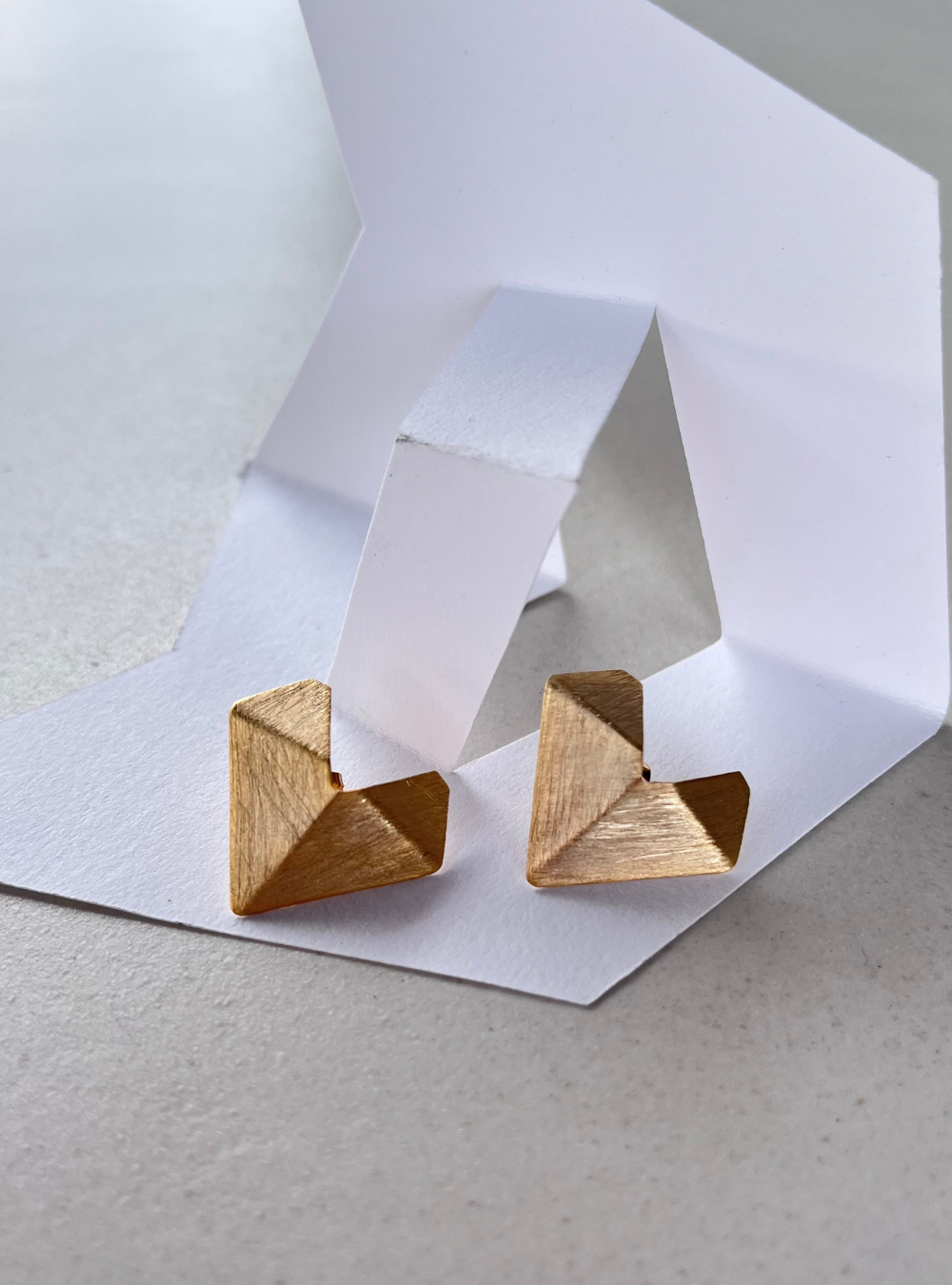 Orecchini geometrici CUORE gioielli artigianali in ottone con rifinitura in oro chiaro satinato orecchini a cuore orecchini ins tile origami orecchini leggeri orecchini contemporanei gioielli artigianali bologna