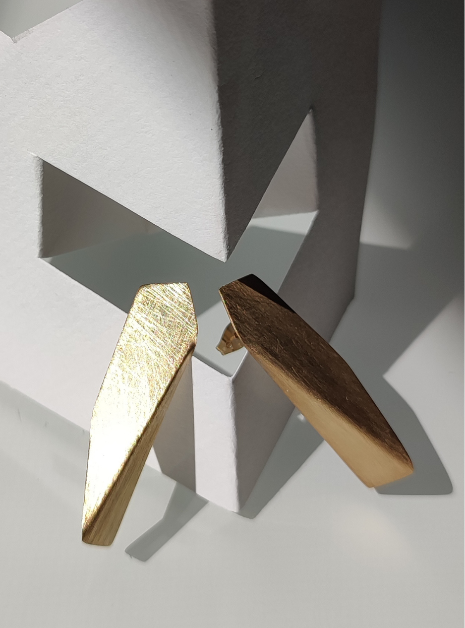 orecchini geometrici in ottone orecchini artigianali in ottone orecchini asimmetrici in ottone orecchini in lamina di ottone lavorati a mano orecchini in ottone con rifinitura oro satinato orecchini geometrici con oro satinato gioielli in ottone lavorati a mano orecchini d’arte in ottone e oro orecchini moderni in ottone orecchini in ottone dorato satinato orecchini design geometrico orecchini asimmetrici oro satinato