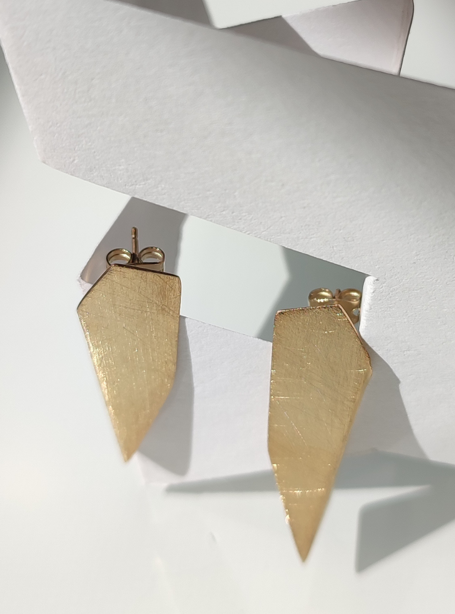 orecchini geometrici in ottone orecchini artigianali in ottone orecchini asimmetrici in ottone orecchini in lamina di ottone lavorati a mano orecchini in ottone con rifinitura oro satinato orecchini geometrici con oro satinato gioielli in ottone lavorati a mano orecchini d’arte in ottone e oro orecchini moderni in ottone orecchini in ottone dorato satinato orecchini design geometrico orecchini asimmetrici oro satinato