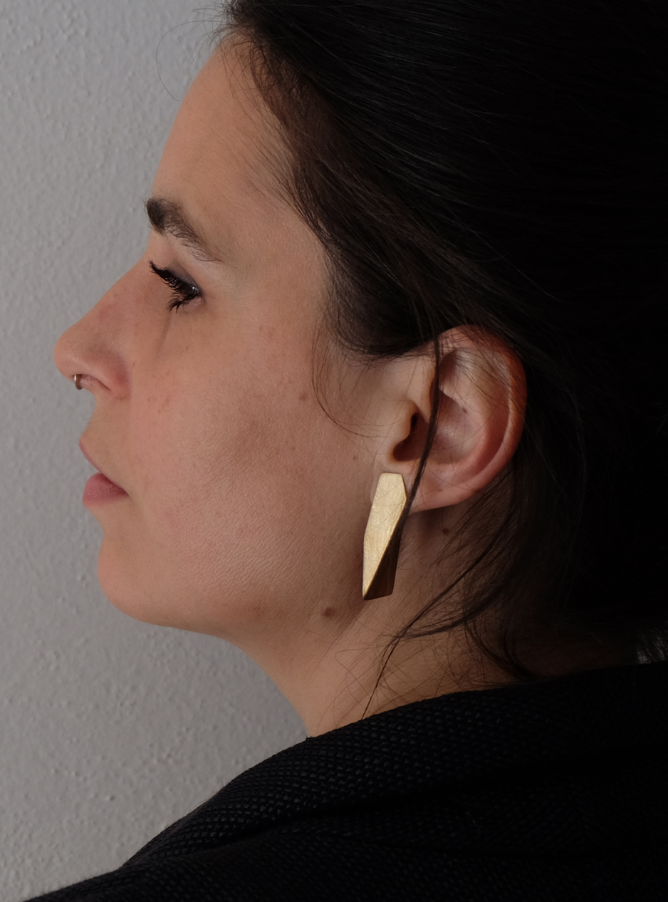orecchini geometrici in ottone orecchini artigianali in ottone orecchini asimmetrici in ottone orecchini in lamina di ottone lavorati a mano orecchini in ottone con rifinitura oro satinato orecchini geometrici con oro satinato gioielli in ottone lavorati a mano orecchini d’arte in ottone e oro orecchini moderni in ottone orecchini in ottone dorato satinato orecchini design geometrico orecchini asimmetrici oro satinato