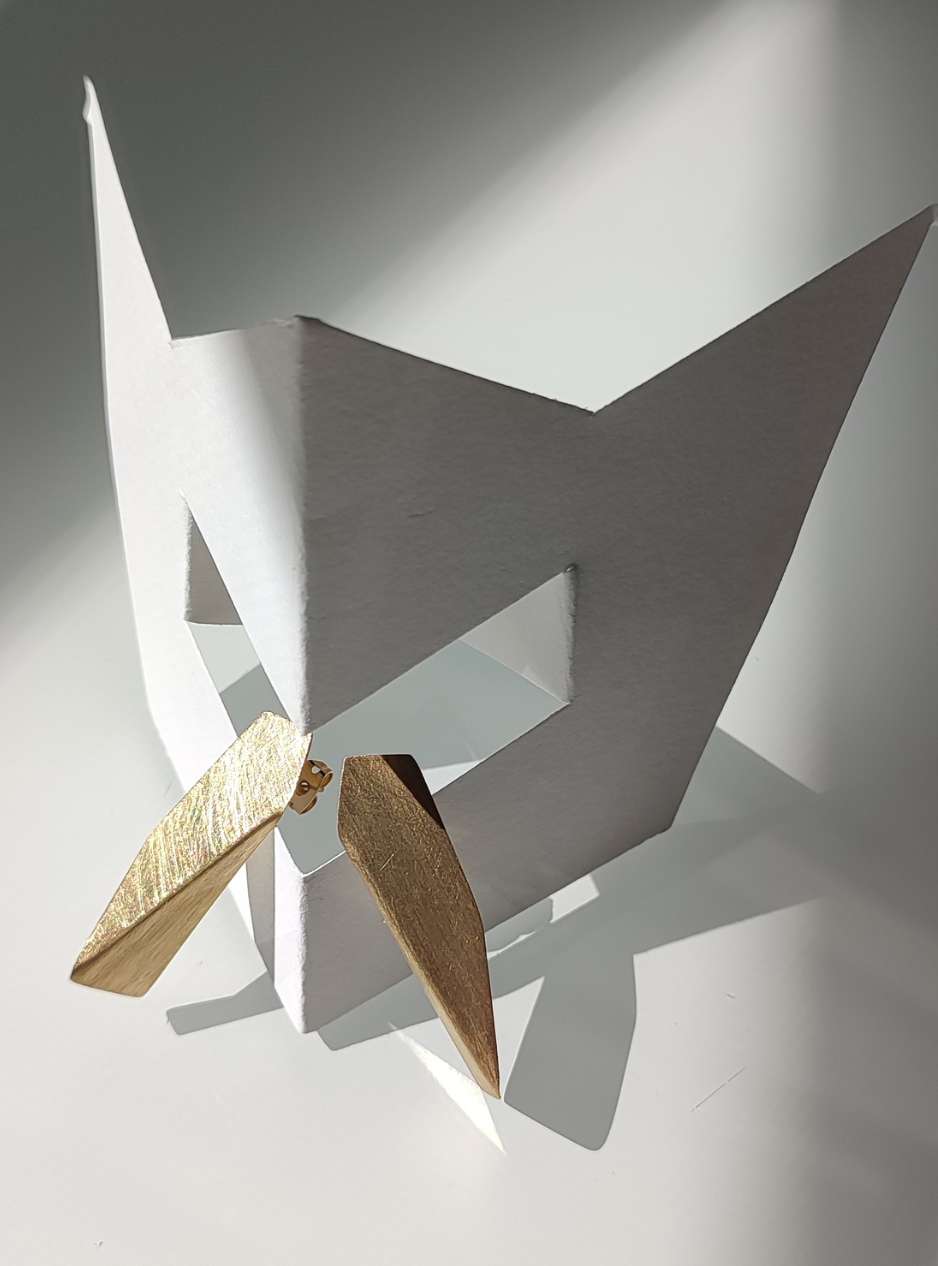 orecchini geometrici in ottone orecchini artigianali in ottone orecchini asimmetrici in ottone orecchini in lamina di ottone lavorati a mano orecchini in ottone con rifinitura oro satinato orecchini geometrici con oro satinato gioielli in ottone lavorati a mano orecchini d’arte in ottone e oro orecchini moderni in ottone orecchini in ottone dorato satinato orecchini design geometrico orecchini asimmetrici oro satinato