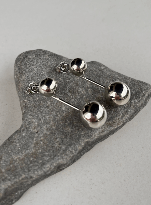 Orecchini geometrici double big Orecchini artigianali in ottone con rifinitura in argento lucido in stile piercing con sfere al lobo e ciondoli estraibili con sfera all'estremità
