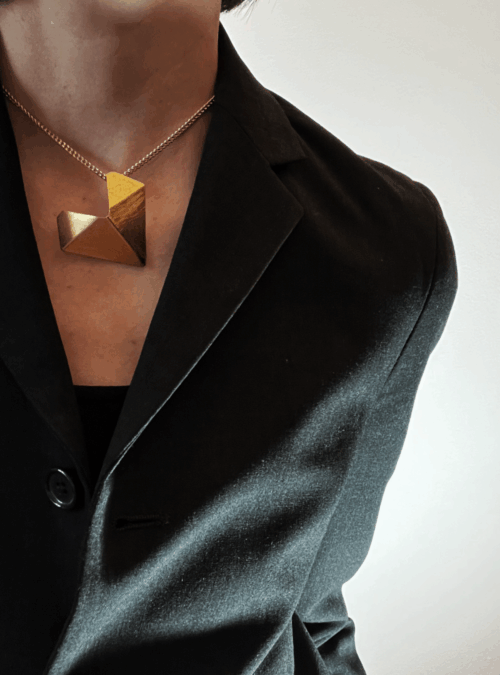 Collana cuore minimo big con ciondolo cuore e catena lunga regolabile grazie al cursore che permette di regolare la lunghezza. Collana artigianale in ottone con rifinitura in oro chiaro satinato e ciondolo estraibile che diventa spilla.