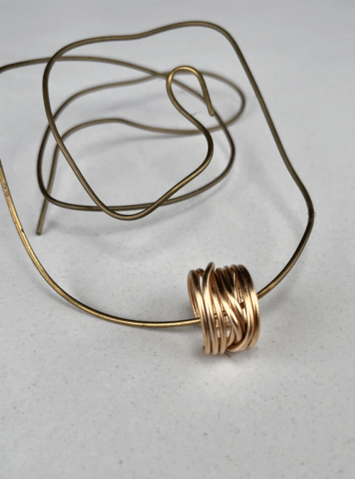 Orecchini ear cuffs filo in filo di ottone con rifinitura in oro chiaro satinato costruito artigianalemente quindi pezzo unico da applicare al padiglione dell'orecchio attraverso l'apertura, Orecchino senza bisogno del foro