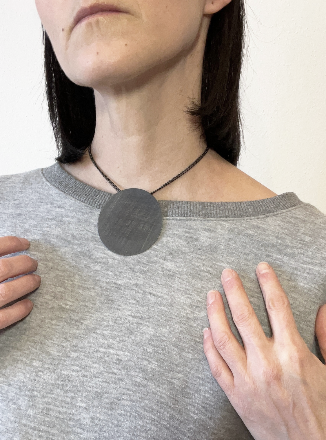 Collana geometrica cerchio black artigianale in ottone con rifinitura nera satinata ciondolo cerchio e catena regolabile con cursore per regolare la lunghezza