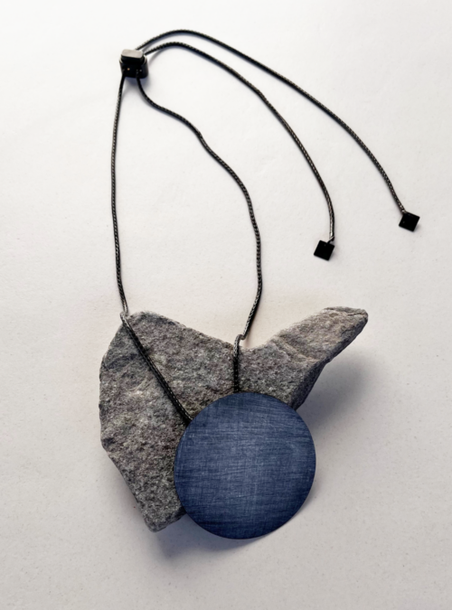 Collana geometrica cerchio black artigianale in ottone con rifinitura nera satinata ciondolo cerchio e catena regolabile con cursore per regolare la lunghezza