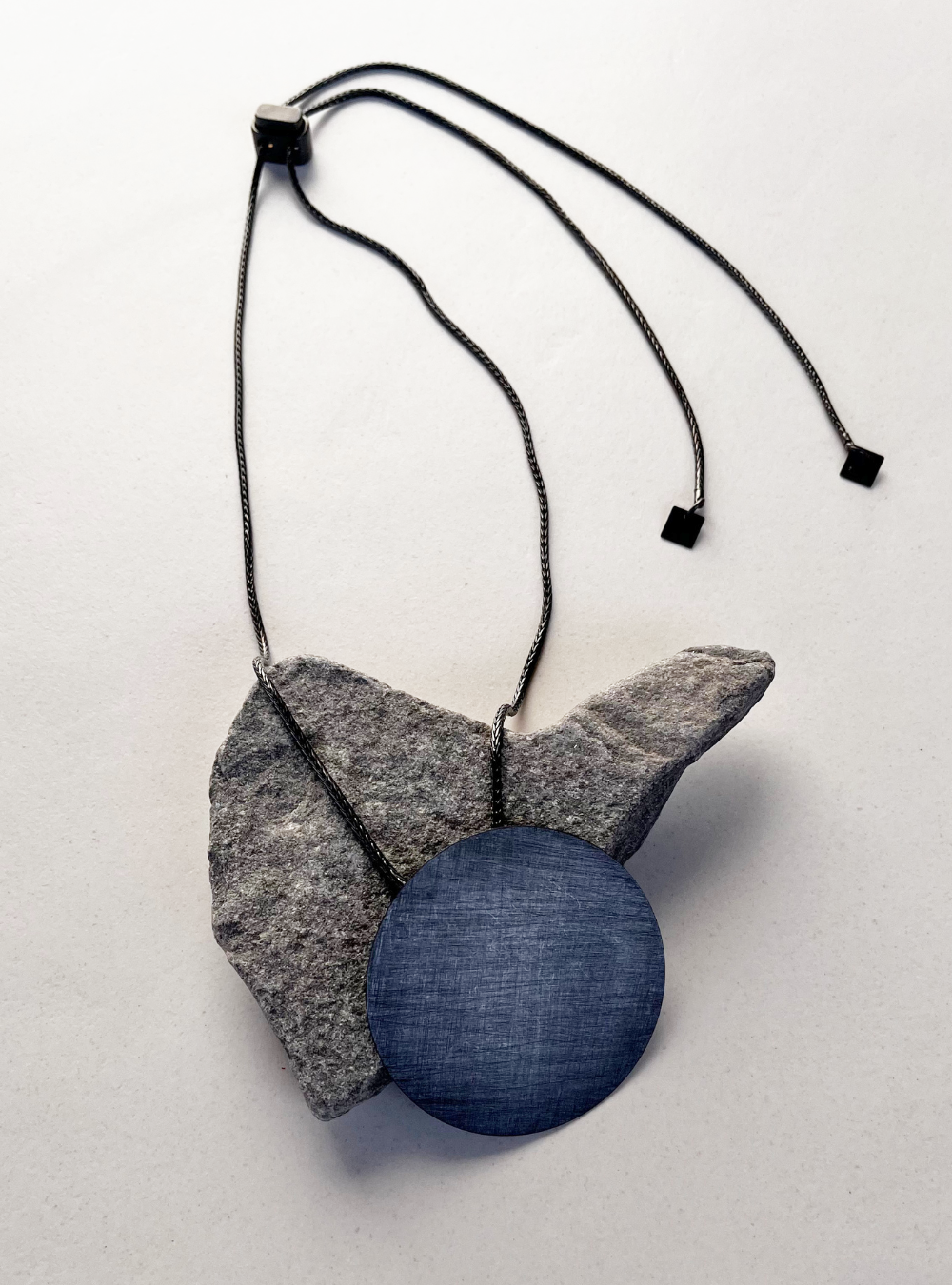 Collana geometrica cerchio black artigianale in ottone con rifinitura nera satinata ciondolo cerchio e catena regolabile con cursore per regolare la lunghezza