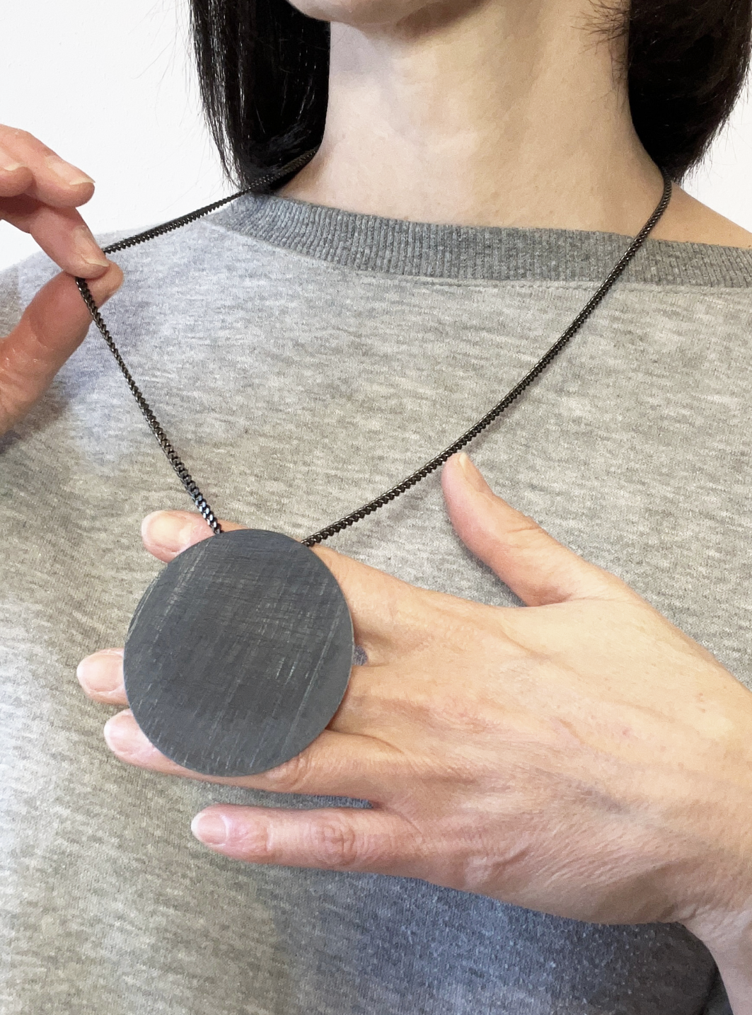 Collana geometrica cerchio black artigianale in ottone con rifinitura nera satinata ciondolo cerchio e catena regolabile con cursore per regolare la lunghezza