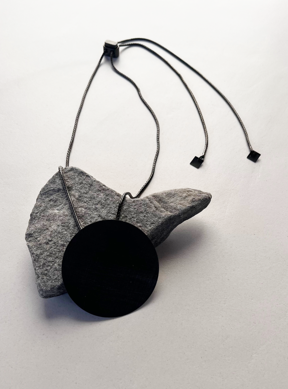 Collana geometrica cerchio black artigianale in ottone con rifinitura nera satinata ciondolo cerchio e catena regolabile con cursore per regolare la lunghezza