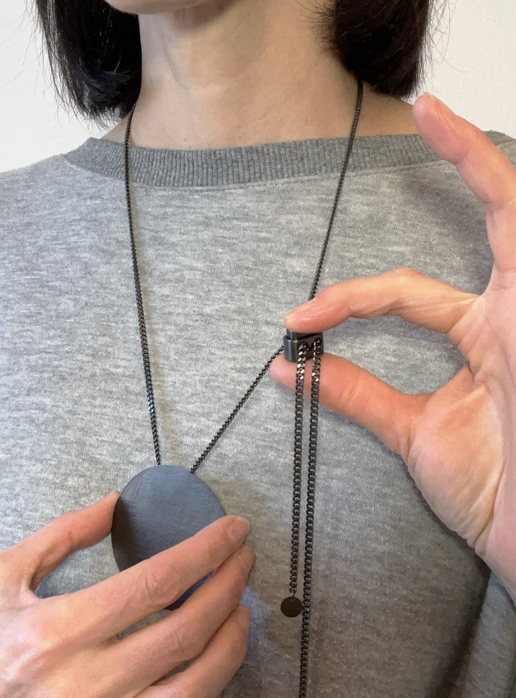 Collana geometrica cerchio black artigianale in ottone con rifinitura nera satinata ciondolo cerchio e catena regolabile con cursore per regolare la lunghezza