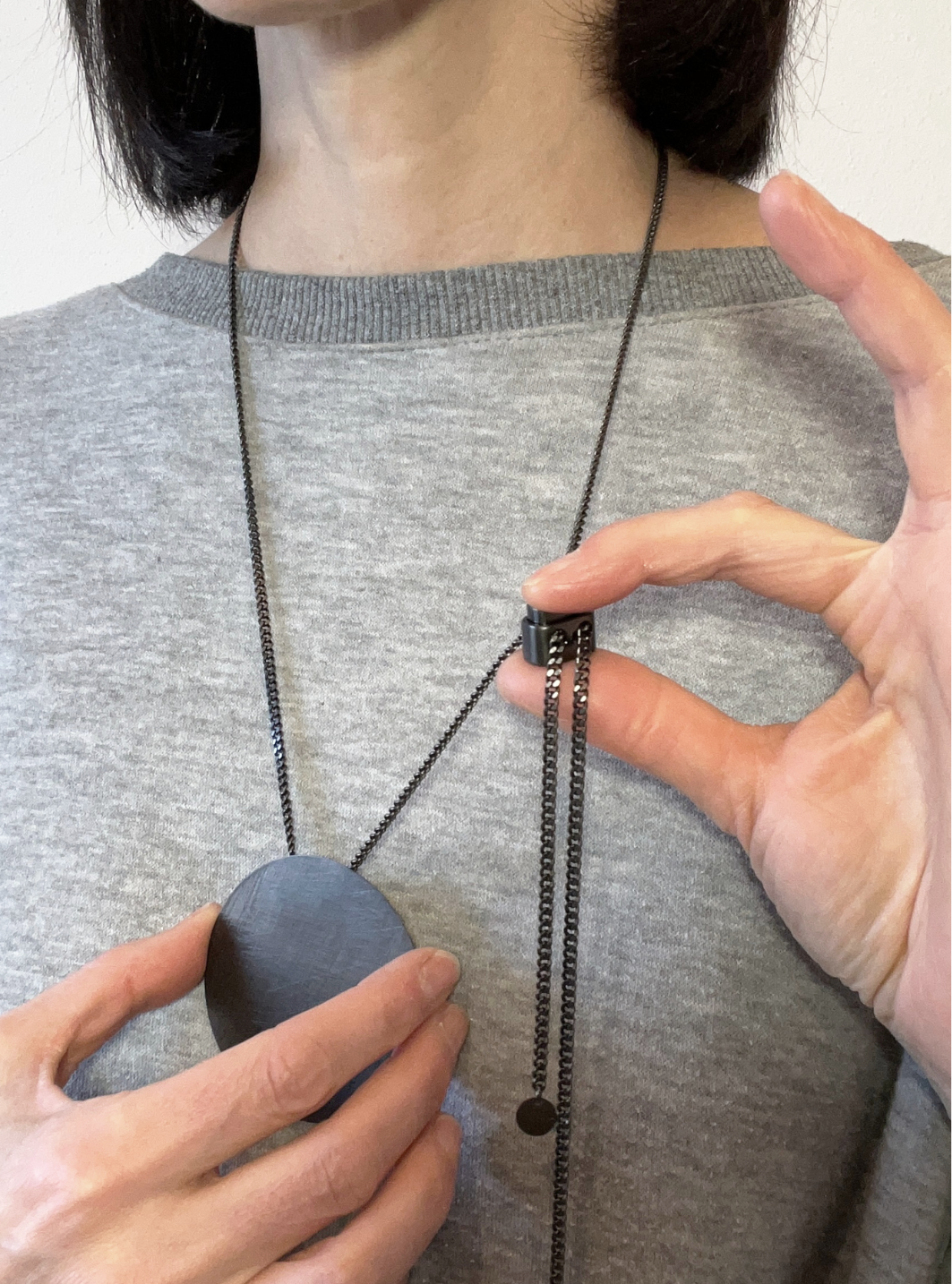 Collana geometrica cerchio black artigianale in ottone con rifinitura nera satinata ciondolo cerchio e catena regolabile con cursore per regolare la lunghezza