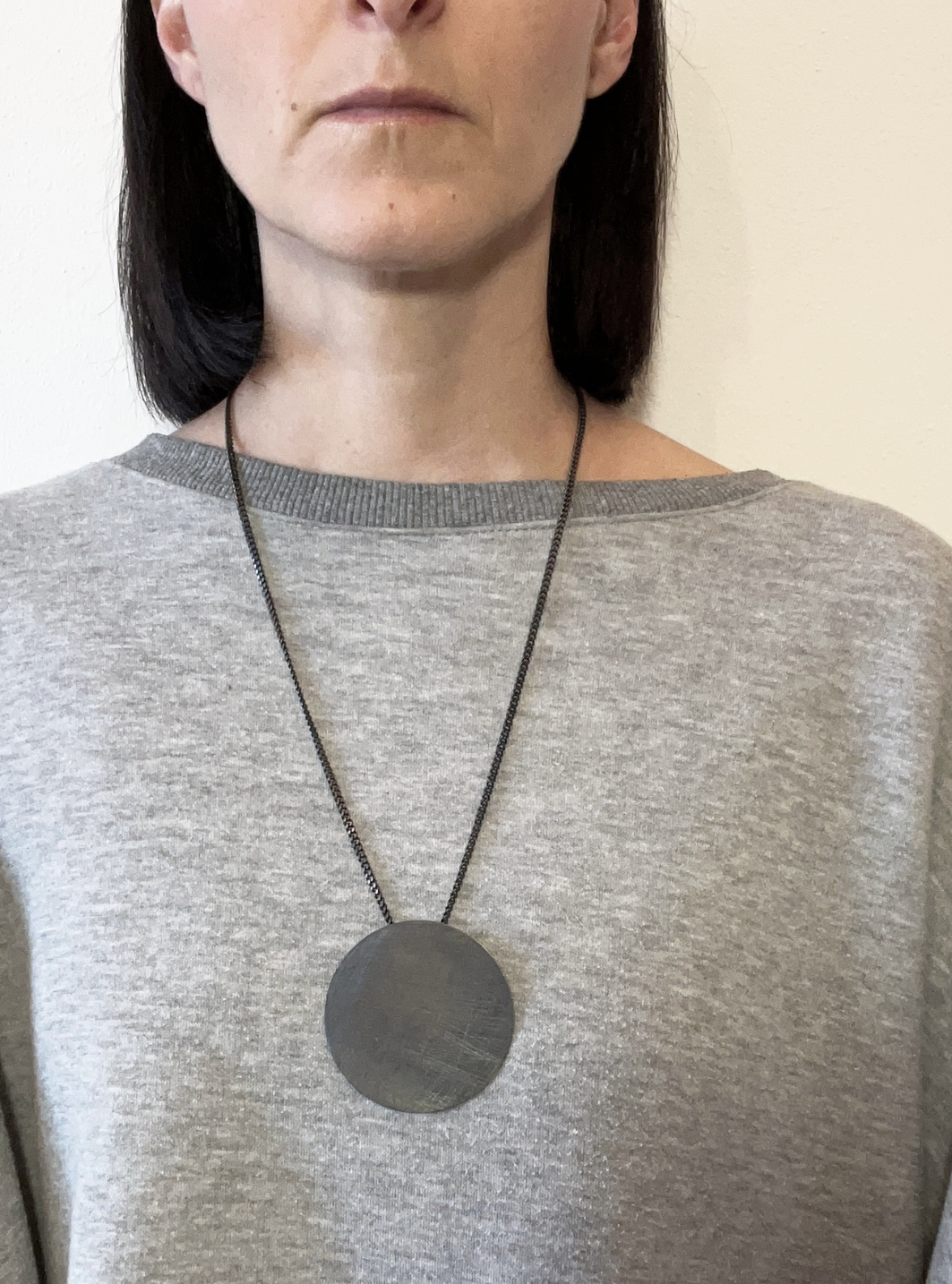 Collana geometrica cerchio black artigianale in ottone con rifinitura nera satinata ciondolo cerchio e catena regolabile con cursore per regolare la lunghezza