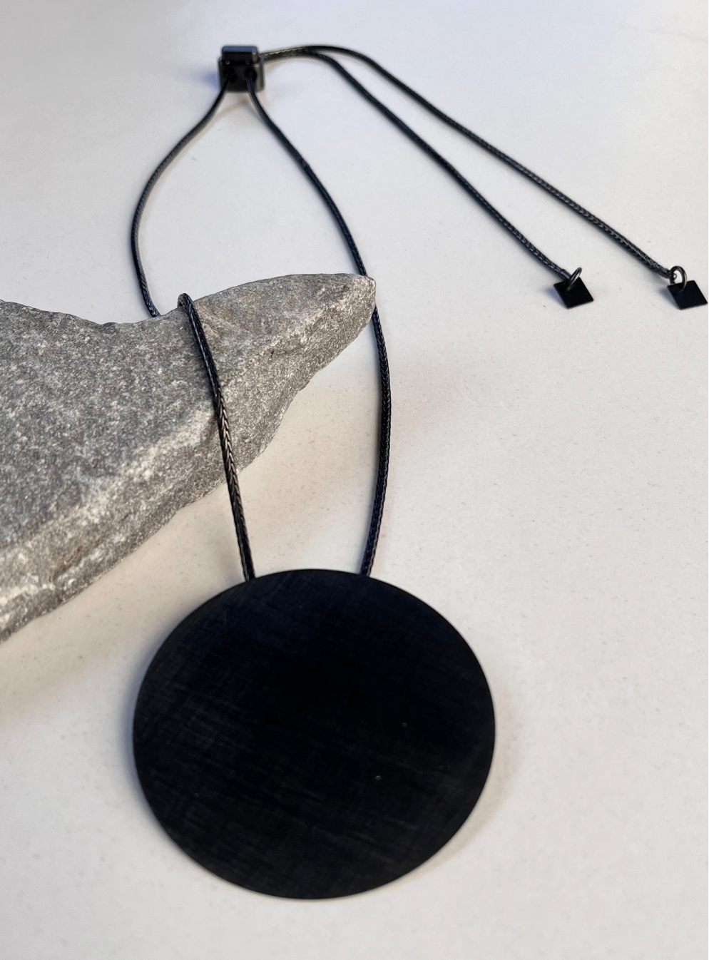 Collana geometrica cerchio black artigianale in ottone con rifinitura nera satinata ciondolo cerchio e catena regolabile con cursore per regolare la lunghezza