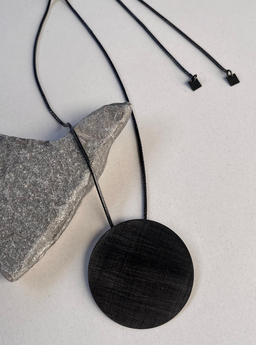 Collana geometrica cerchio black artigianale in ottone con rifinitura nera satinata ciondolo cerchio e catena regolabile con cursore per regolare la lunghezza