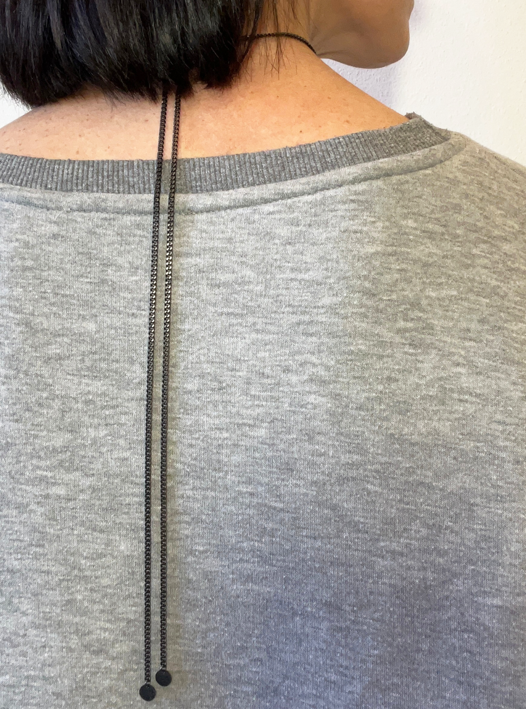 Collana geometrica cerchio black artigianale in ottone con rifinitura nera satinata ciondolo cerchio e catena regolabile con cursore per regolare la lunghezza