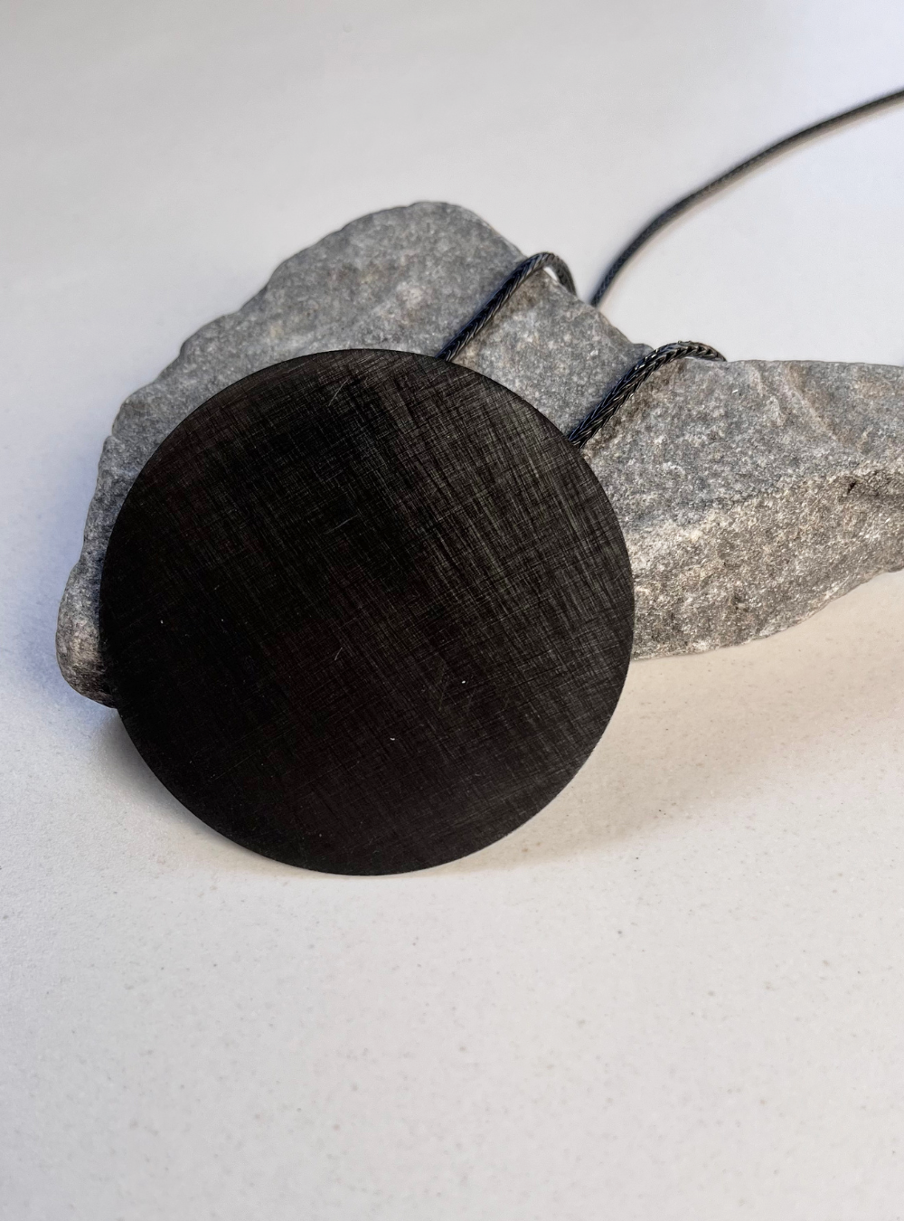 Collana geometrica cerchio black artigianale in ottone con rifinitura nera satinata ciondolo cerchio e catena regolabile con cursore per regolare la lunghezza