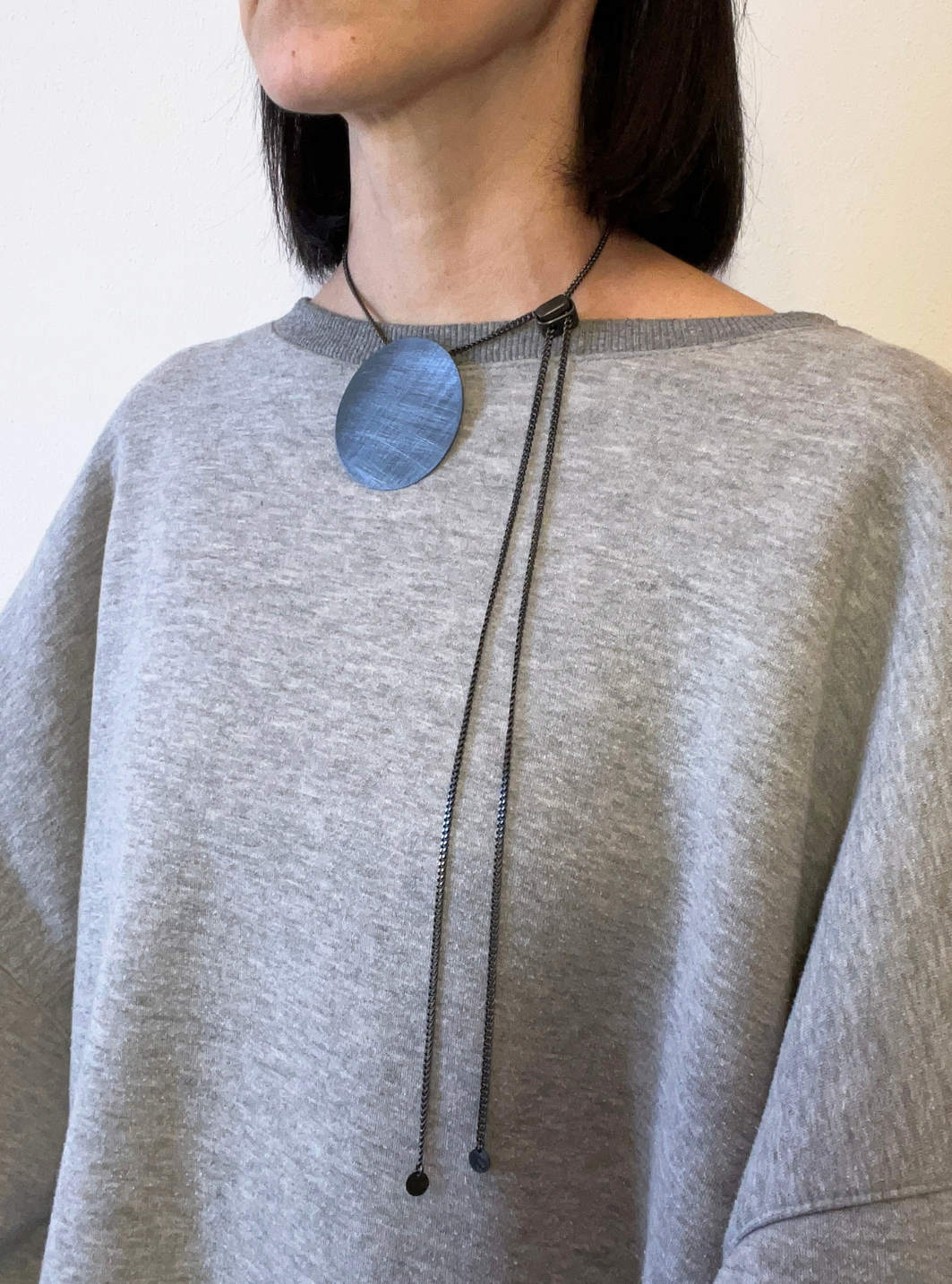 Collana geometrica cerchio black artigianale in ottone con rifinitura nera satinata ciondolo cerchio e catena regolabile con cursore per regolare la lunghezza